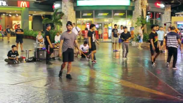 Straßenkünstler Breakdance, Thailand — Stockvideo