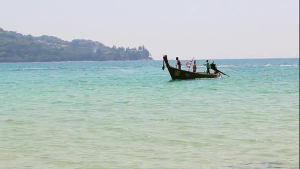 Geleneksel bir teknede pateni Thais teklif — Stok video