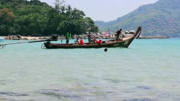 Thajci nabídka bruslení na tradiční lodi — Stock video