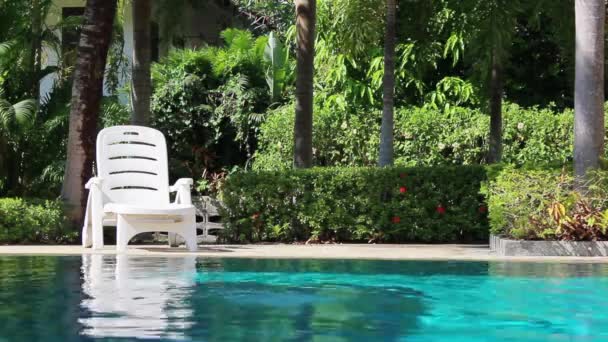 Útulný malý bazén na zahradě — Stock video