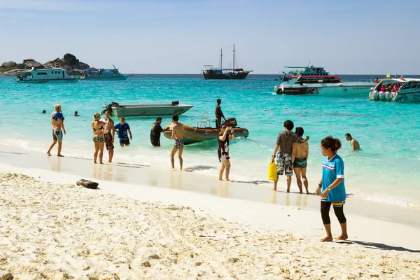 Turystów w lutym Simiński wyspy. Tajlandia — Zdjęcie stockowe