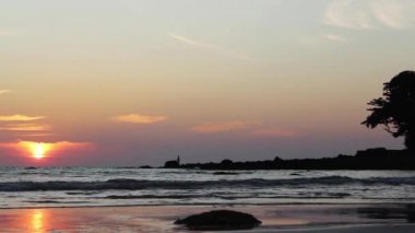 Bir Phuket kumlu plajları üzerinde güzel gün batımı