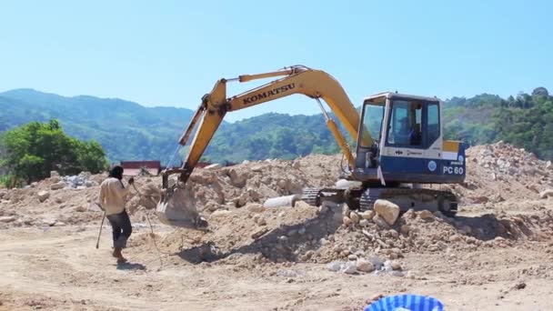 Položení vodovodního potrubí ve vesnici Kamala. Tailand — Stock video