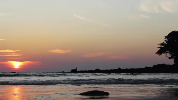 Krásný západ slunce na jednom z písčitých pláží Jižní-východní Asie — Stock video