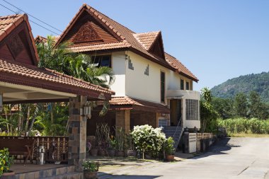 Dağların eteklerinde, Tay Köyü ilçe sınırı