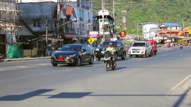 Los lugareños están utilizando activamente scooters, Phuket, Tailandia — Vídeos de Stock