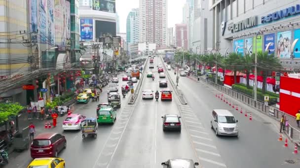 Todos los días grandes flujos de tráfico en las carreteras Bangkok. Sastre — Vídeo de stock