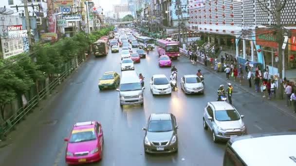 Grandes flujos de tráfico en las carreteras Bangkok — Vídeo de stock