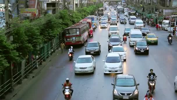 Todos los días grandes flujos de tráfico en las carreteras Bangkok — Vídeo de stock