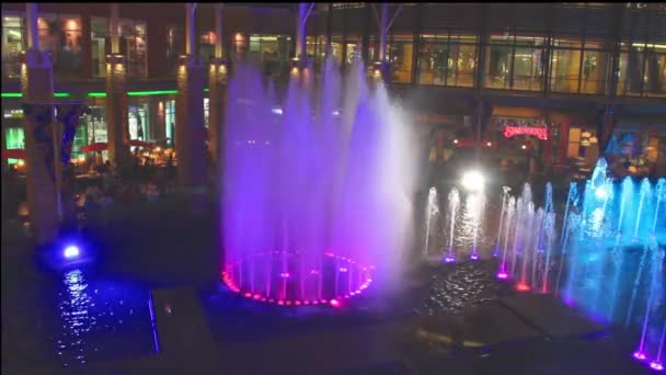 Schöne Springbrunnen im Dschungel Einkaufszentrum in Patong — Stockvideo