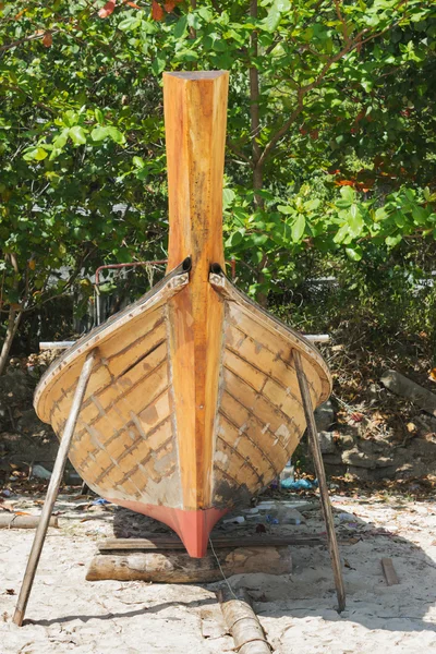 Barco tailandês é fabricação direito na praia — Fotografia de Stock