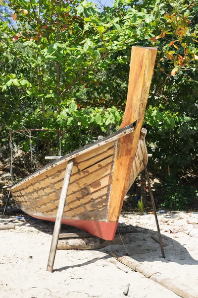 Barco tailandês é fabricar direito na praia — Fotografia de Stock