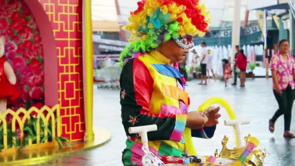 Οι πωλητές με μπαλόνια δελεάζει παιδιά στη Jungκεϋλάνη στην Πατόνγκ — Αρχείο Βίντεο