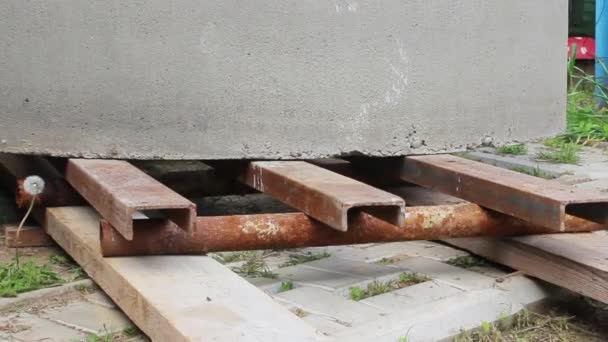 Переміщення бетонного елемента вручну — стокове відео