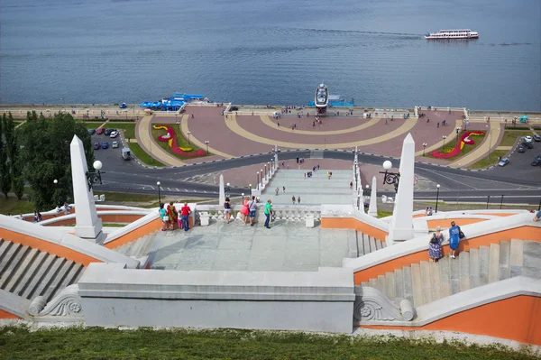 Vue depuis les escaliers de Chkalov sur le remblai inférieur Volga — Photo