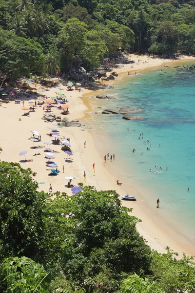 Menschen ruhen sich am Strand aus — Stockfoto