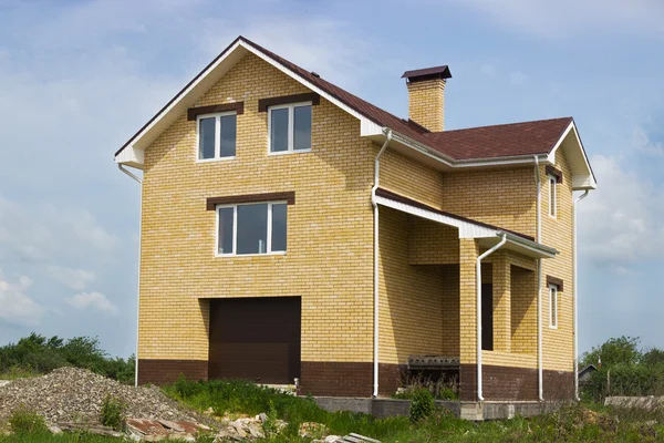 Nova casa de tijolo alto — Fotografia de Stock