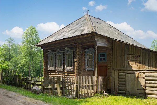 Velmi starý venkovský dům s vyřezávanými trámce — Stock fotografie