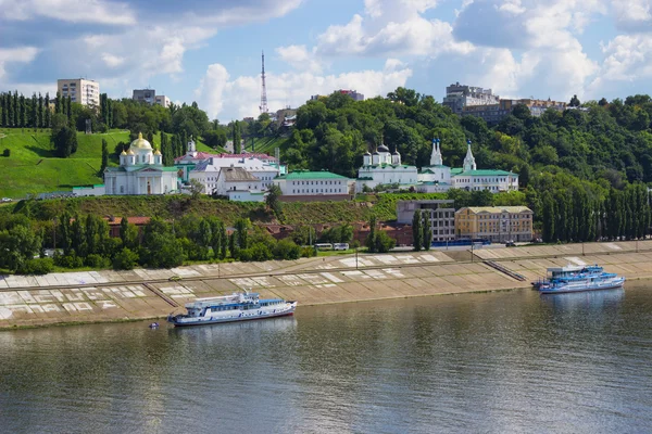 Kerk aan de oevers van de rivier de Oka. Nizjni Novgorod. Rusland — Stockfoto