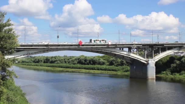 Kanavinsky brug door de rivier de Oka. Nizjni Novgorod. Rusland — Stockvideo