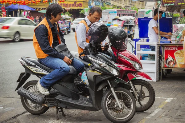 Taxi drivers on scooters waiting for customers. Thailand — Stock Photo, Image