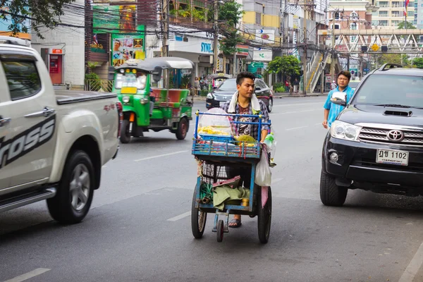 Şehrin Asya sokaklarında tüccar meyve