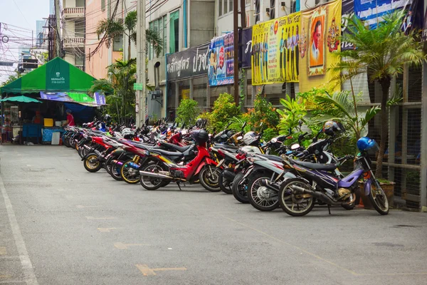 Scooters parked along the street in town. Bangkok — Stock Photo, Image