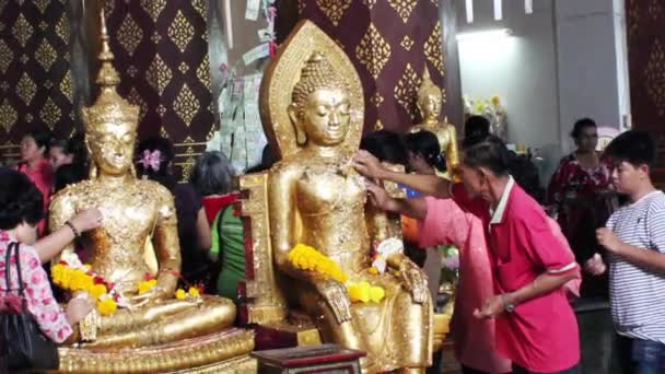 La gente le pegaba oro a Buda, el ritual budista más importante — Vídeo de stock