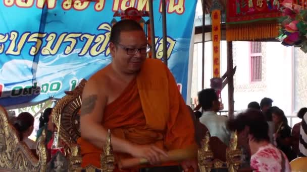 Le moine asperge les visiteurs d'eau bénite dans le temple — Video