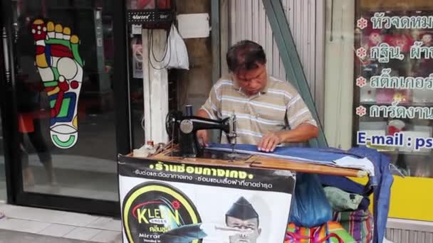 Sastre en una calle de la ciudad. Asia Sudoriental — Vídeos de Stock