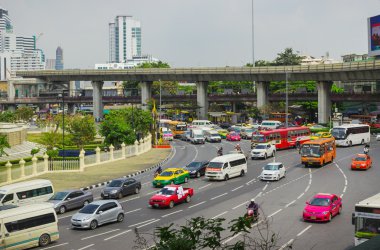 Trafik büyük kareler Bangkok akar
