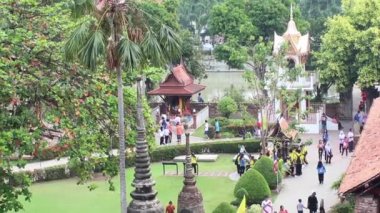 Birçok genç turist geziler Ayutthaya, Tayland ile