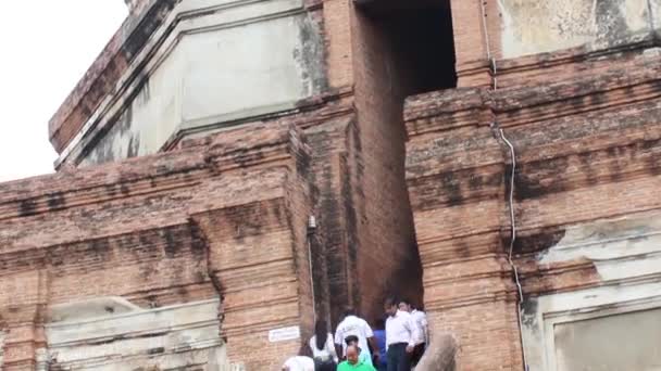 Toeristen op de stenen trappen van de oude boeddhistische gebouwen — Stockvideo