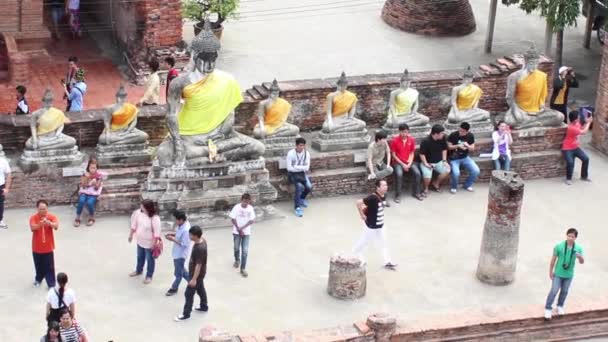 Ungdomar på en utflykt till Ayutthaya, Thailand — Stockvideo