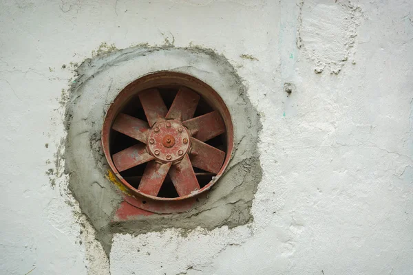 Velho ventilador enferrujado não funciona — Fotografia de Stock