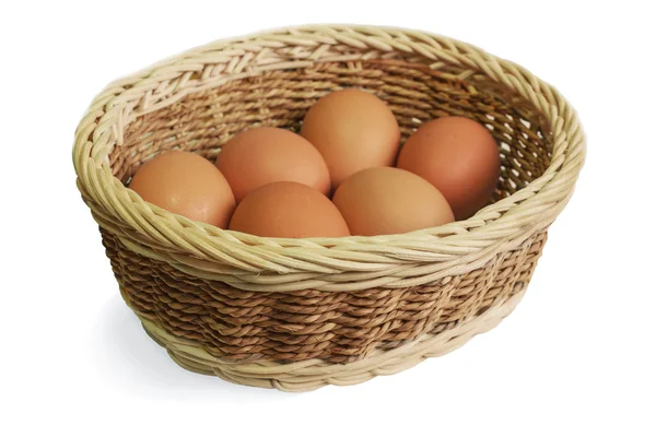 Eier im Weidenkorb — Stockfoto