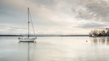 Starnberg Gölü yalnız tekne