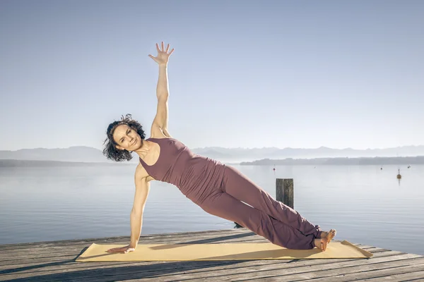 Mooie vrouw doen yoga oefeningen — Stockfoto