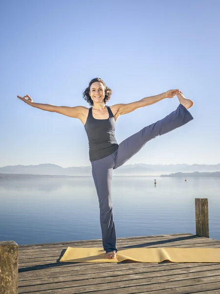 Una bella donna che fa yoga — Foto Stock