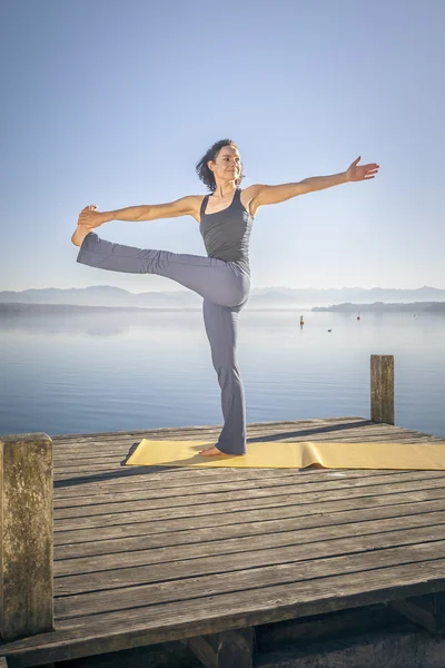 En vacker kvinna gör yoga — Stockfoto