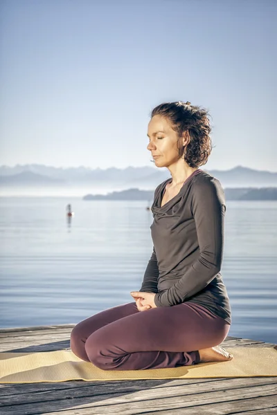 Una bella donna che fa yoga — Foto Stock