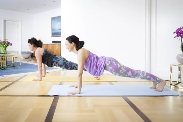 Dwie kobiety uprawiające jogę — Zdjęcie stockowe