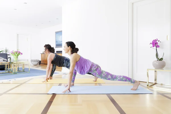 Twee vrouwen die yoga doen — Stockfoto