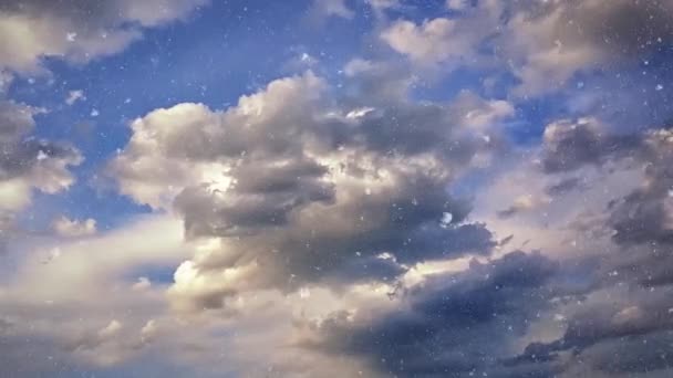 Flocons de neige tombant du ciel nuageux — Video