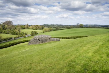 Newgrange yakınındaki eski binalar