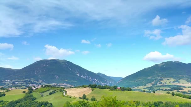 Montanhas e campos em Italia — Vídeo de Stock