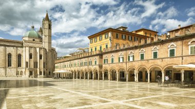 Piazza del Popolo Ascoli içinde