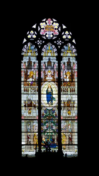 在一座教堂的彩绘玻璃窗口 — 图库照片