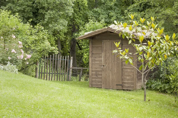 Cabana de jardim e um portão velho — Fotografia de Stock