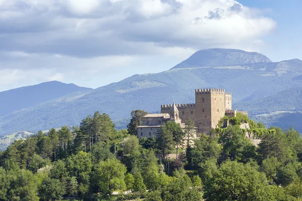 Castillo en la colina en Italia —  Fotos de Stock